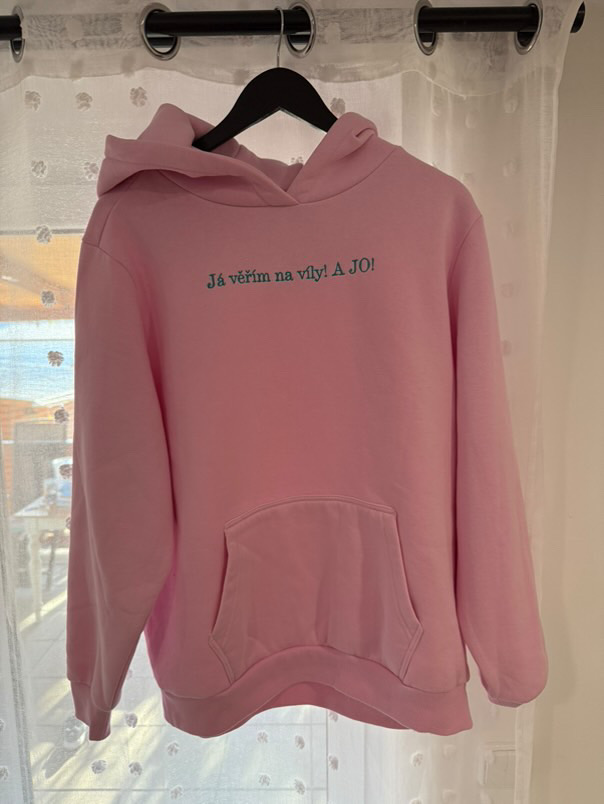 Benefiční mikina pro Johanku 🧚‍♂️ - Velikost: XS, Barva mikiny s kapucí: světle šedá