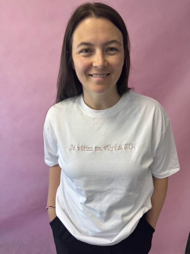 Romana má na sobě velikost M a standardně nosí spíš L.