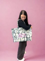 Limitovaná edice batikované tašky (NE)MÁM KAPACITU