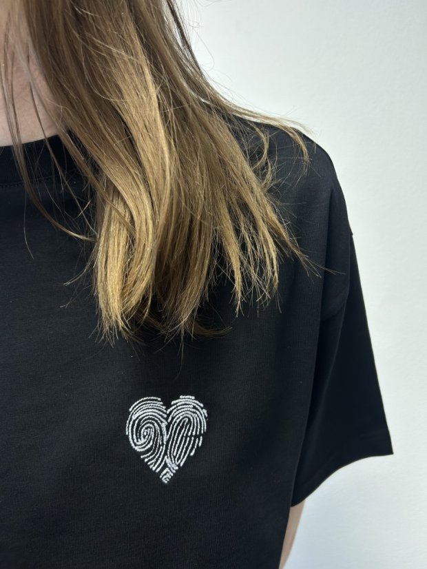 Dámské volnější tričko s výšivkou - otisk prstu - Velikost: L, Dámské tričko (volnější): černá