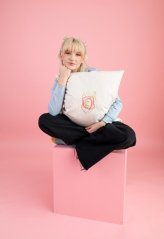 Polštář s velkou výšivkou