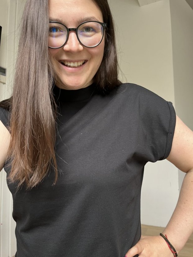 Tričkové šaty s výšivkou - Velikost: L, Barva šatů: olivová